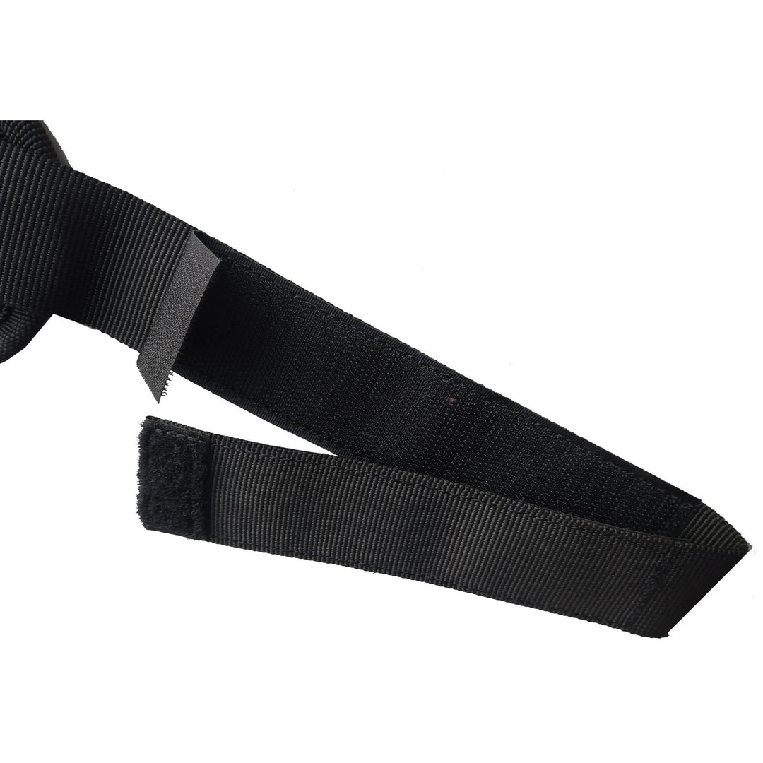 Nahaufnahme von zwei sich überlappenden schwarzen Nylongurten, einer davon mit Klettverschluss - Teil der ROAM Schultergurt für Boardbag Cover Bag von Roam - vor weißem Hintergrund.