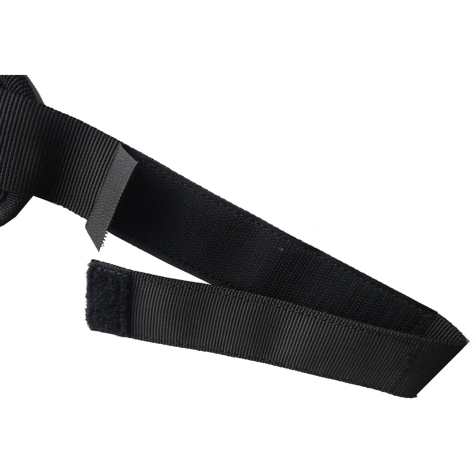 Nahaufnahme von zwei sich überlappenden schwarzen Nylongurten, einer davon mit Klettverschluss - Teil der ROAM Schultergurt für Boardbag Cover Bag von Roam - vor weißem Hintergrund.
