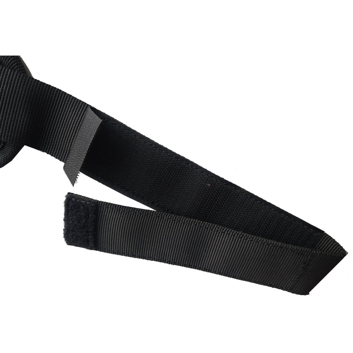 Nahaufnahme von zwei sich überlappenden schwarzen Nylongurten, einer davon mit Klettverschluss - Teil der ROAM Schultergurt für Boardbag Cover Bag von Roam - vor weißem Hintergrund.