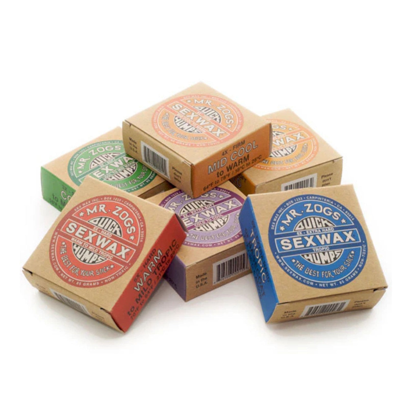 Sechs Schachteln SEX WAX - Quick Humps Surfwachs von SEX WAX, in verschiedenen Farben und Düften, einschließlich Kokosnuss, sind locker auf einem weißen Hintergrund gestapelt. Jede Schachtel ist mit dem SEX WAX-Logo und dem Produkttyp für zuverlässigen Halt auf dem Board versehen.