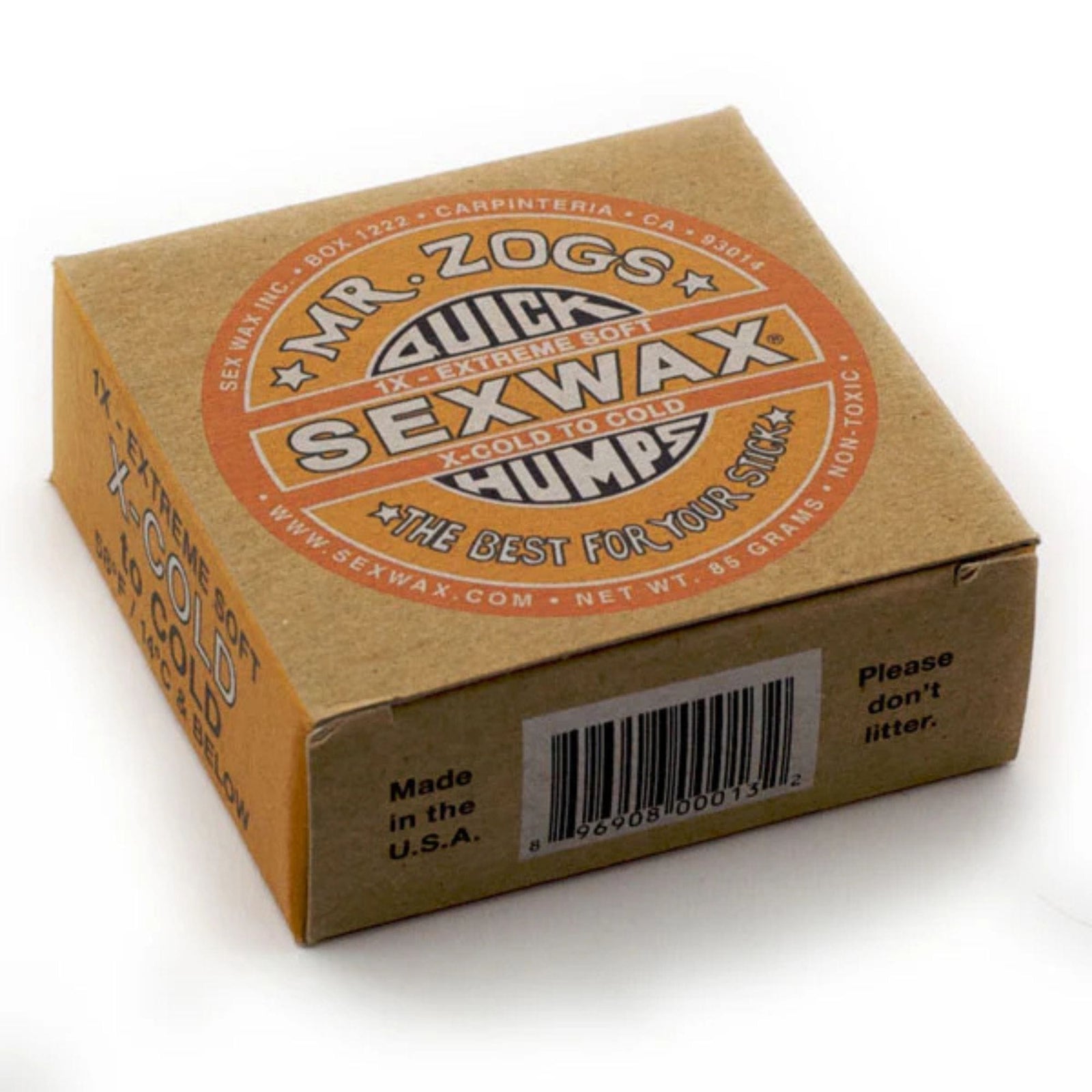 Eine quadratische Pappschachtel mit SEX WAX - Quick Humps Surfwachs von SEX WAX, beschriftet mit X-Cold to Cold, Extreme Soft. Die braune Verpackung ist mit einem Barcode versehen und gibt an, dass sie in den USA hergestellt wird und für einen optimalen Grip auf dem Board sorgt.