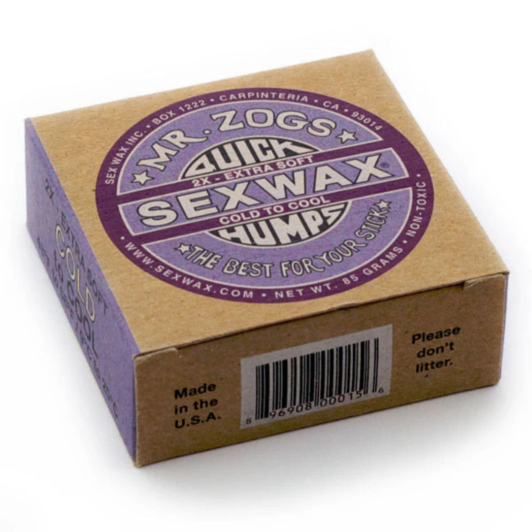 Eine kleine Schachtel SEX WAX - Quick Humps Surfwachs, Extra Soft für kaltes bis kühles Wasser, bietet Board Grip für bessere Traktion. Beschriftet "Made in the U.S.A." und hergestellt von SEX WAX.