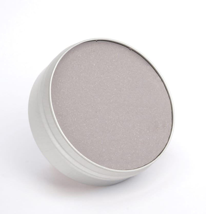Eine runde, silberne Metalldose mit einem glatten, grauen Deckel - ideal für die Aufbewahrung von It&
