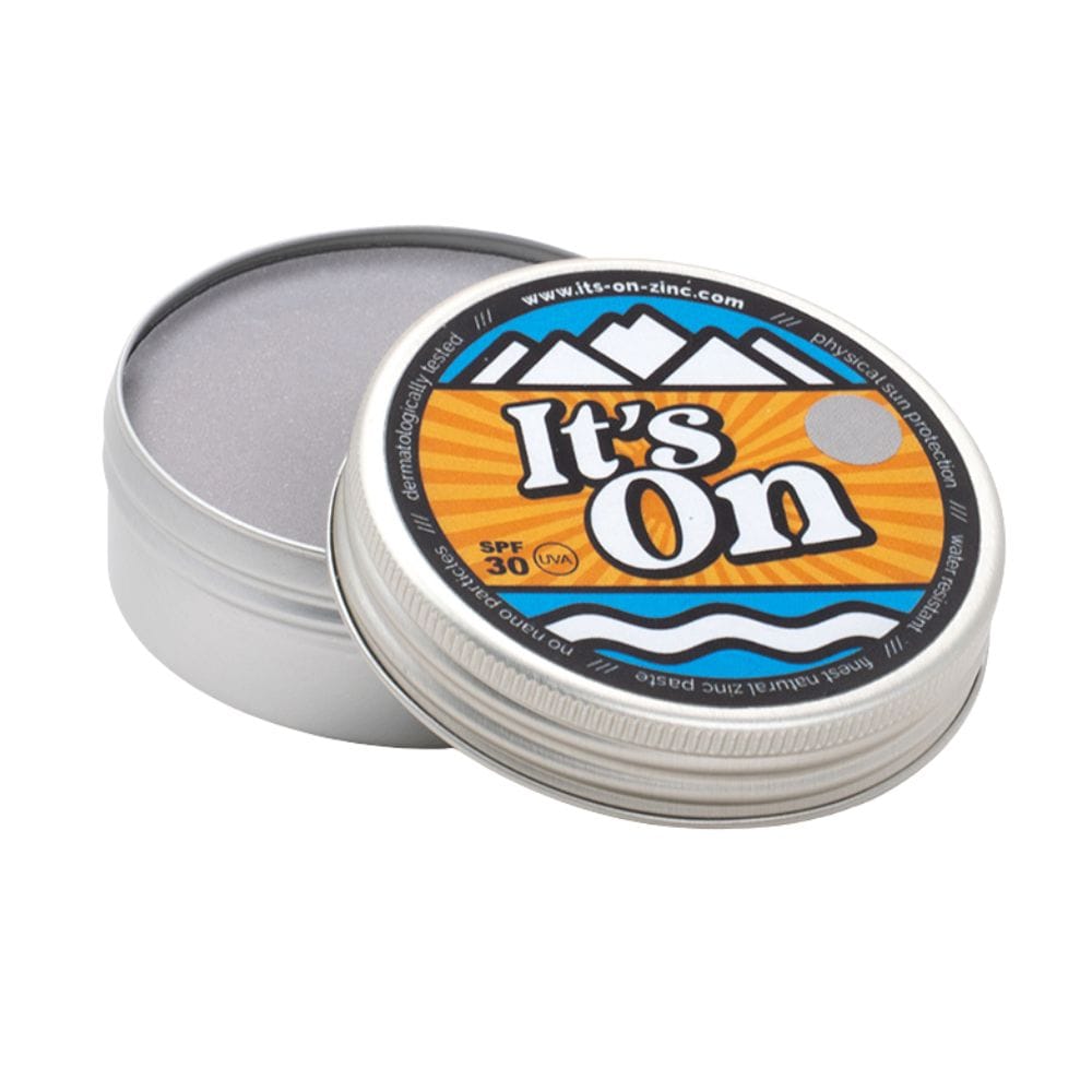 Eine runde, offene Metalldose mit der Aufschrift "It&