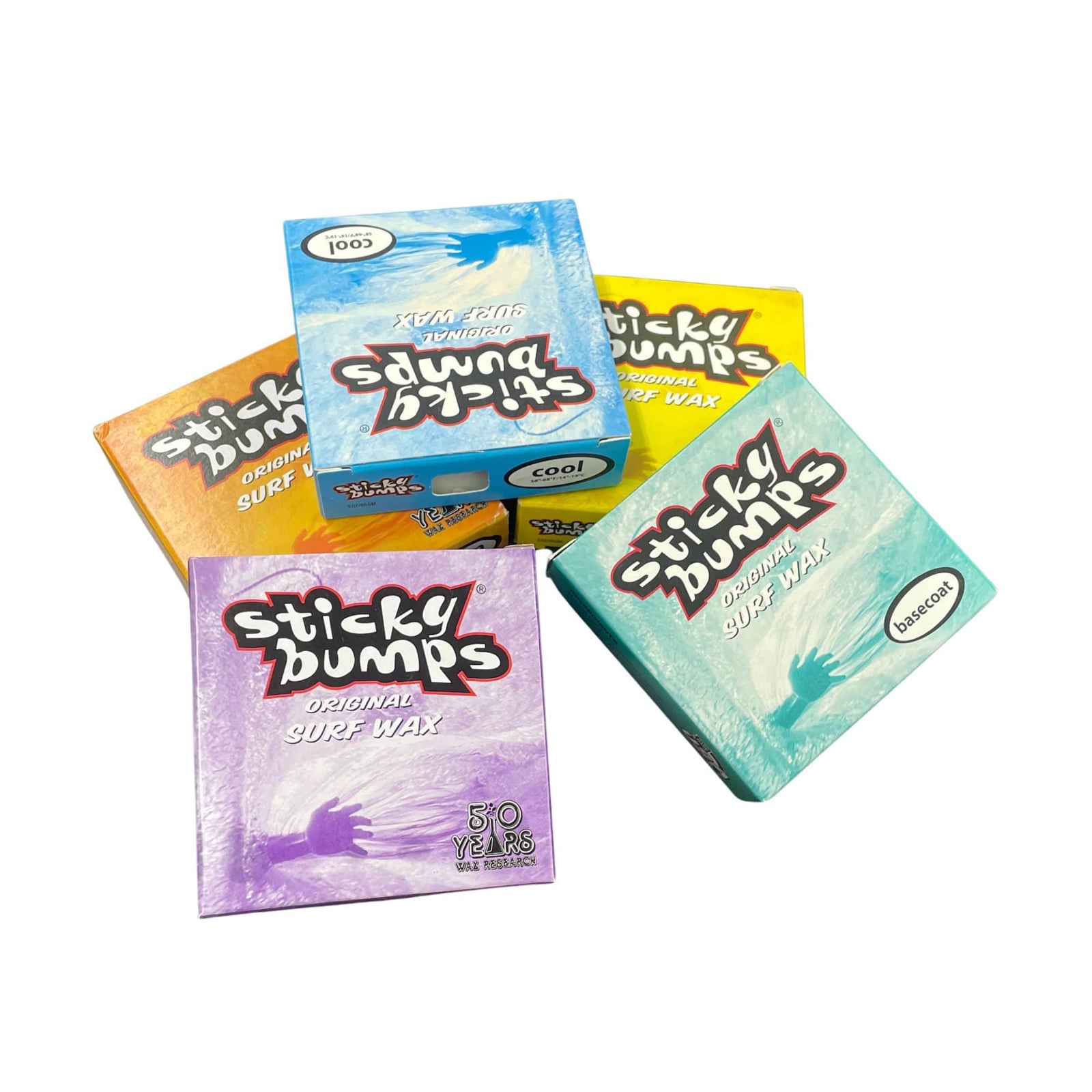 Fünf Schachteln Sticky Bumps Surfwachs Bundle von Sticky Bumps in den Farben lila, türkis, gelb, orange und blau sind überlappend auf weißem Hintergrund abgebildet - ideal für jede Surfzubehör-Kollektion.