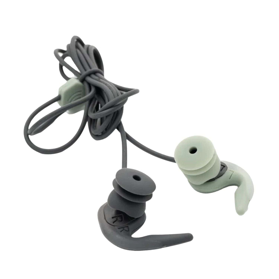 Ein Paar Surf Ears 4.0 kabelgebundene, wiederverwendbare Wassersport-Ohrstöpsel von Surf Ears mit grauen und hellgrünen Silikonspitzen, flexiblen Haken und einer schwarzen Schnur ist vor einem weißen Hintergrund abgebildet.
