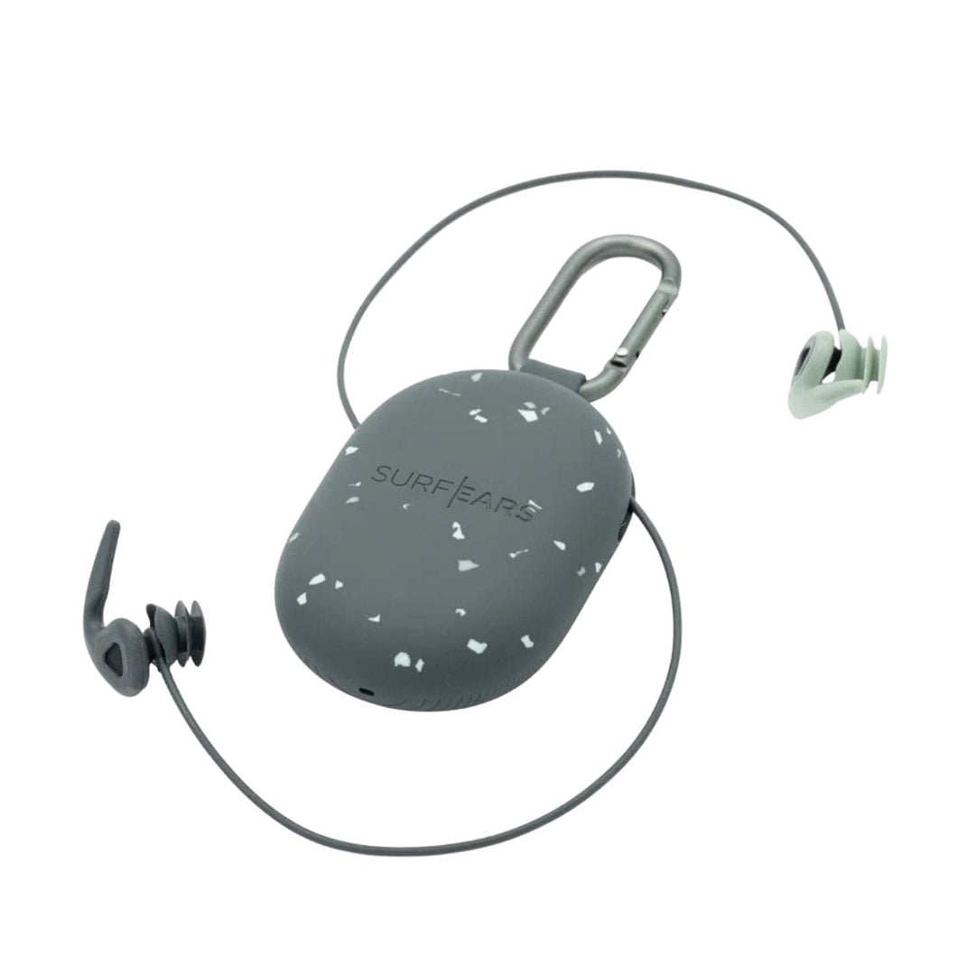 Ein graues, gesprenkeltes Surf Ears 4.0 Markenetui mit Karabiner ist neben einem Paar grauer und weißer Ohrstöpsel abgebildet, die mit einer Schnur verbunden sind - ein ideales Surf Ears Gehörschutz-Accessoire für Surfer.
