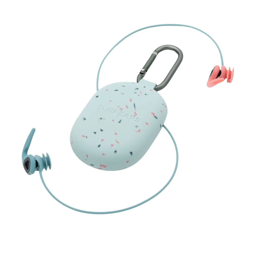 Ein Paar hellblaue Surf Ears 4.0 Ohrstöpsel von Surf Ears, verbunden durch eine Kordel mit rosa Akzenten, befestigt an einer gesprenkelten hellblauen Tragetasche mit einem silbernen Karabiner - der perfekte Gehörschutz für Surfer.