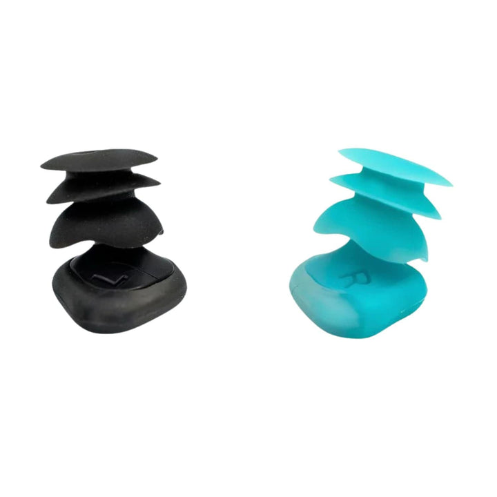 Zwei Silikon Swim Ears Ohrenstöpsel zum Schwimmen - Erwachsene von Surf Ears, ein schwarzes und ein blaugrünes, jeweils mit drei Flanschen und einer abgerundeten Basis, stehen aufrecht auf weißem Grund - perfekt als Wasserschutz beim Schwimmen oder Surfen.