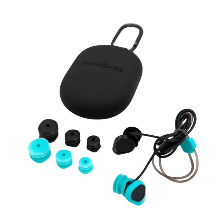 Die Surf Ears Swim Ears Ohrenstöpsel zum Schwimmen für Erwachsene in Schwarz und Türkis kommen mit austauschbaren Tips, einem schwarzen Case mit SwimEars-Logo und praktischem Clip.