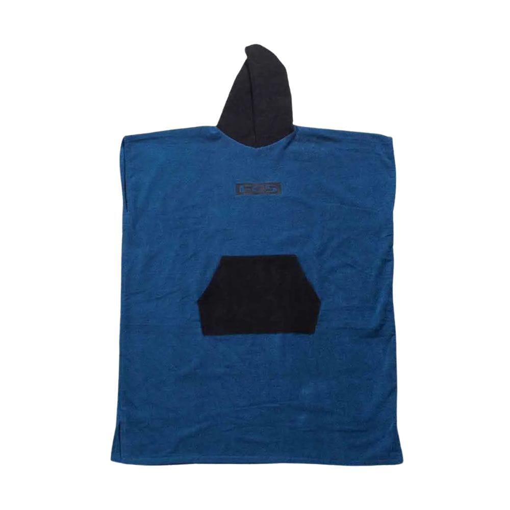 Der FCS Surf Poncho (Handtuch-Frottee) 24er Edition von FCS ist blau mit schwarzer Kapuze und Fronttasche, hat eine rechteckige Form, ein kleines Brustlogo und ist flach auf weißem Grund abgebildet.