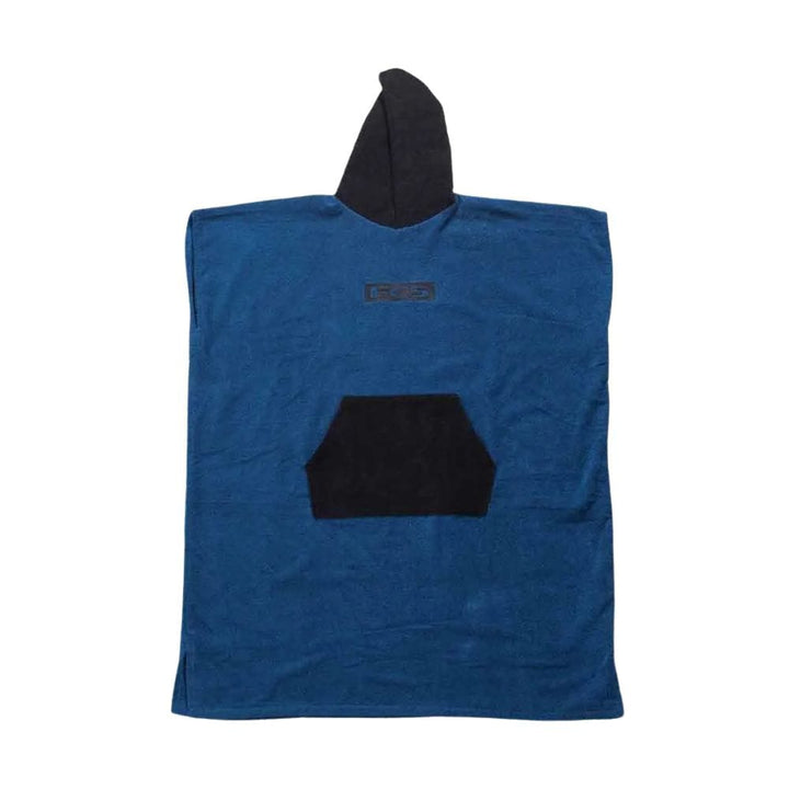 Der FCS Surf Poncho (Handtuch-Frottee) 24er Edition von FCS ist blau mit schwarzer Kapuze und Fronttasche, hat eine rechteckige Form, ein kleines Brustlogo und ist flach auf weißem Grund abgebildet.