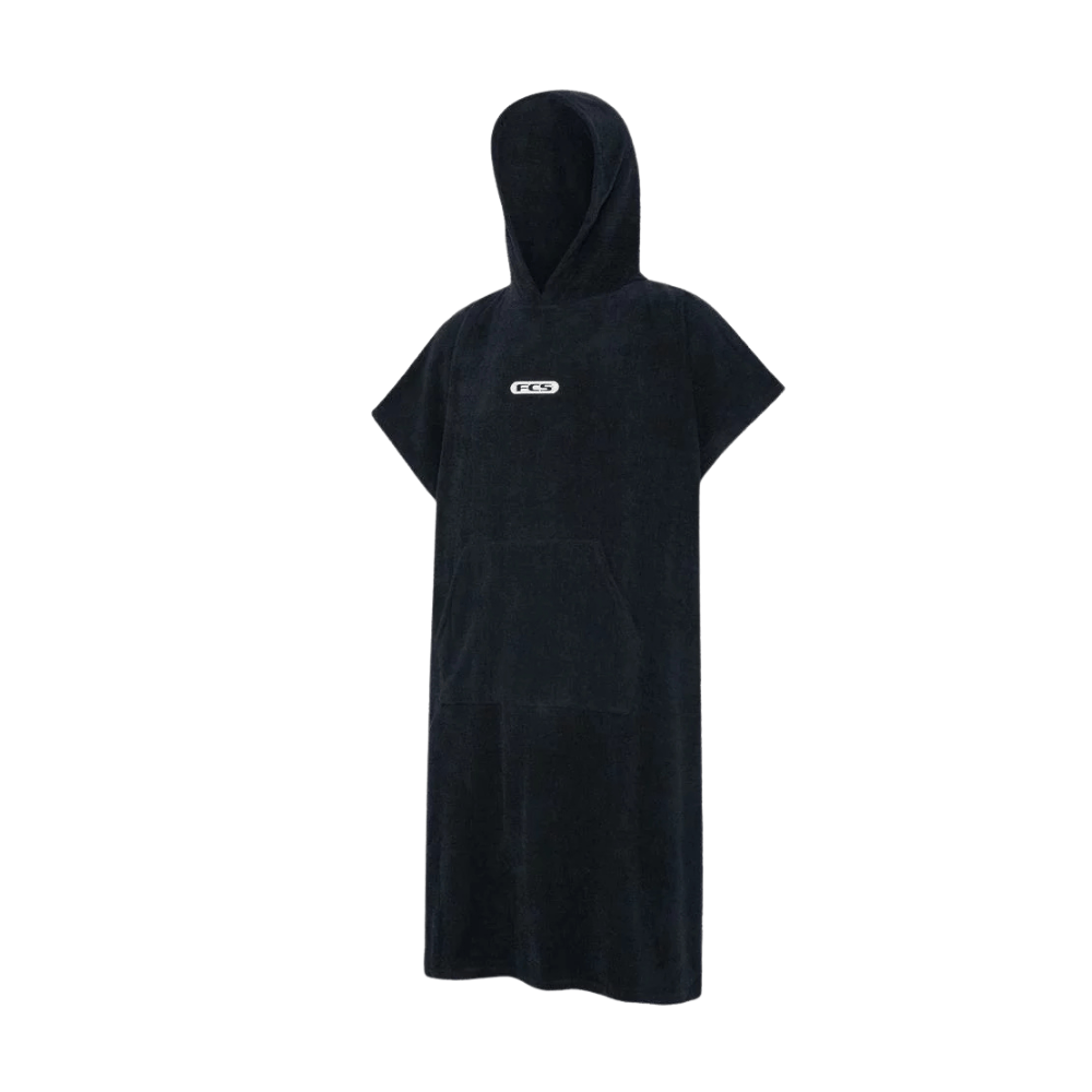 Der FCS Surf Poncho (Handtuch-Frottee) 25er Edition ist ein schwarzer Poncho mit kurzen Ärmeln, einer Kängurutasche auf der Vorderseite und einem kleinen weißen FCS-Brustlogo auf weißem Grund.