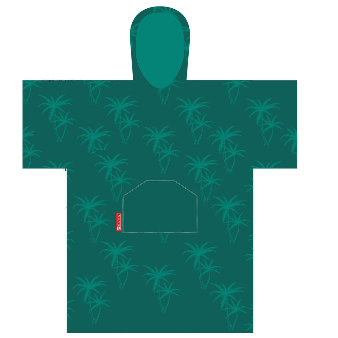 Der MADNESS Change Robe Poncho Unisize Coconut von Madness ist ein grüner Poncho mit weiten Ärmeln, schnelltrocknendem Stoff, einem dezenten Palmenmuster, einer großen Fronttasche und einem kleinen roten Anhänger an der Seite der Tasche.