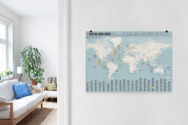 Die Get Wet Soon - Surf Weltkarte von Get Wet Soon mit der Aufschrift "Surfing Worldwide" hängt an einer weißen Wand in einem hellen Wohnzimmer - ideal als Geschenk für Surfer und Fans von Surfspots weltweit.