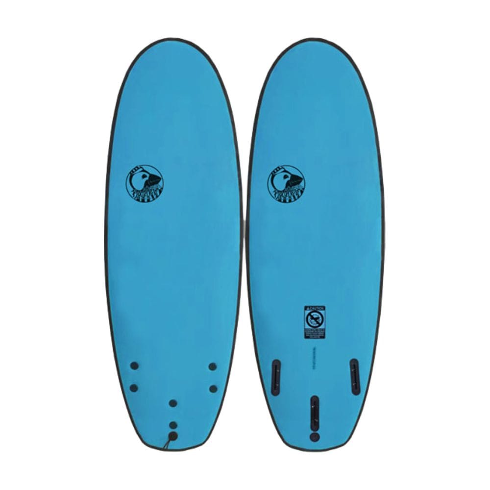 Zwei blaue Buster - Puffy Puffin Softtop Surfboards von Buster-Surfboards sind nebeneinander abgebildet, vorne und hinten. Beide zeigen ein Vogellogo; die Rückseite zeigt Finnenboxen und Sicherheitswarnungen - perfekt für Rapid Surfen oder Riversurfboard.
