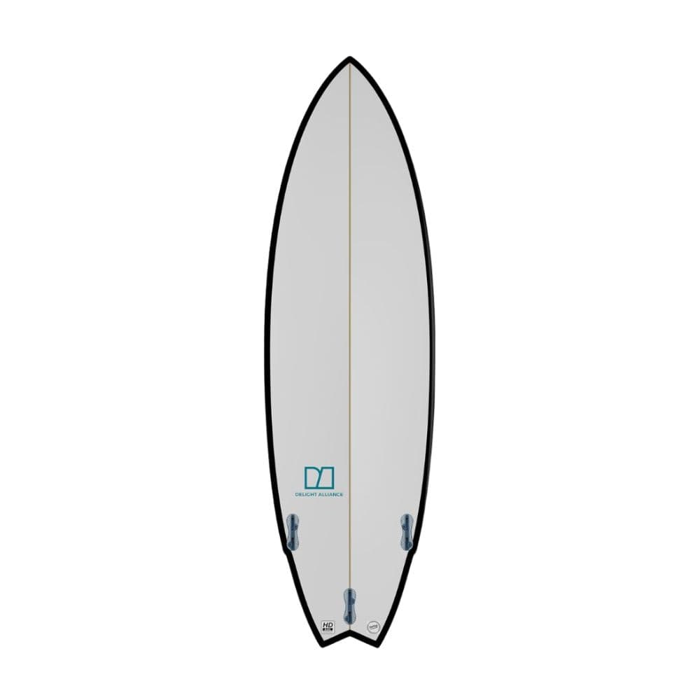 Das Delight Alliance - Hoodoo Swallow ist ein weißes Allround-Surfboard mit spitzer Nose, Schwalbenschwanz, drei blauen Finnen, dünnen hellbraunen Stringer, schwarz umrandeten Rails und einem blauen Delight Alliance-Logo am Heck.