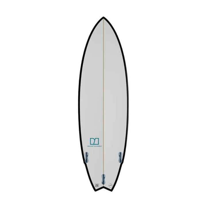 Das Delight Alliance - Hoodoo Swallow ist ein weißes Allround-Surfboard mit spitzer Nose, Schwalbenschwanz, drei blauen Finnen, dünnen hellbraunen Stringer, schwarz umrandeten Rails und einem blauen Delight Alliance-Logo am Heck.