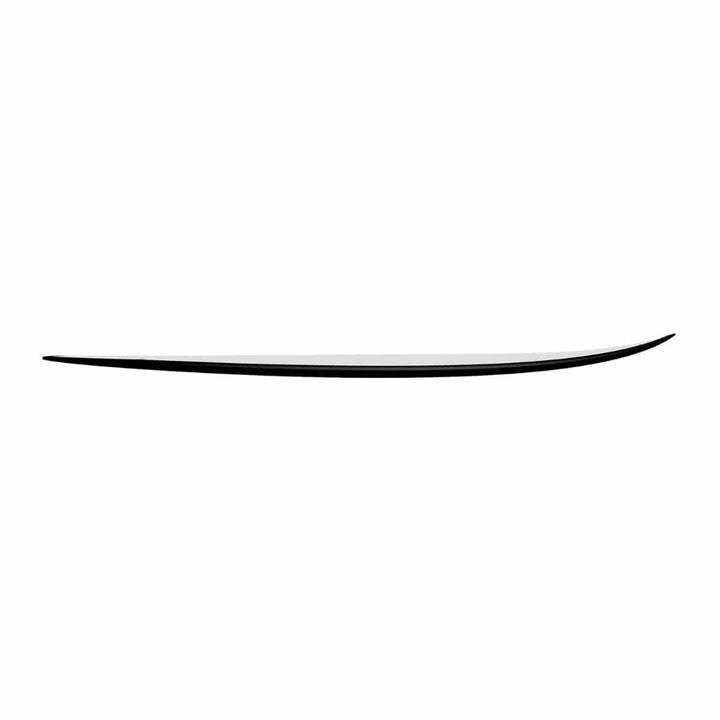 Eine einzelne, gebogene Katana-Klinge mit scharfer Spitze, dargestellt auf weißem Hintergrund. Der glatte Glanz und der schwarzgerandete Rücken spiegeln die elegante Kurve des Delight Alliance - Hoodoo Swallow Surfboards von Delight Alliance wider.