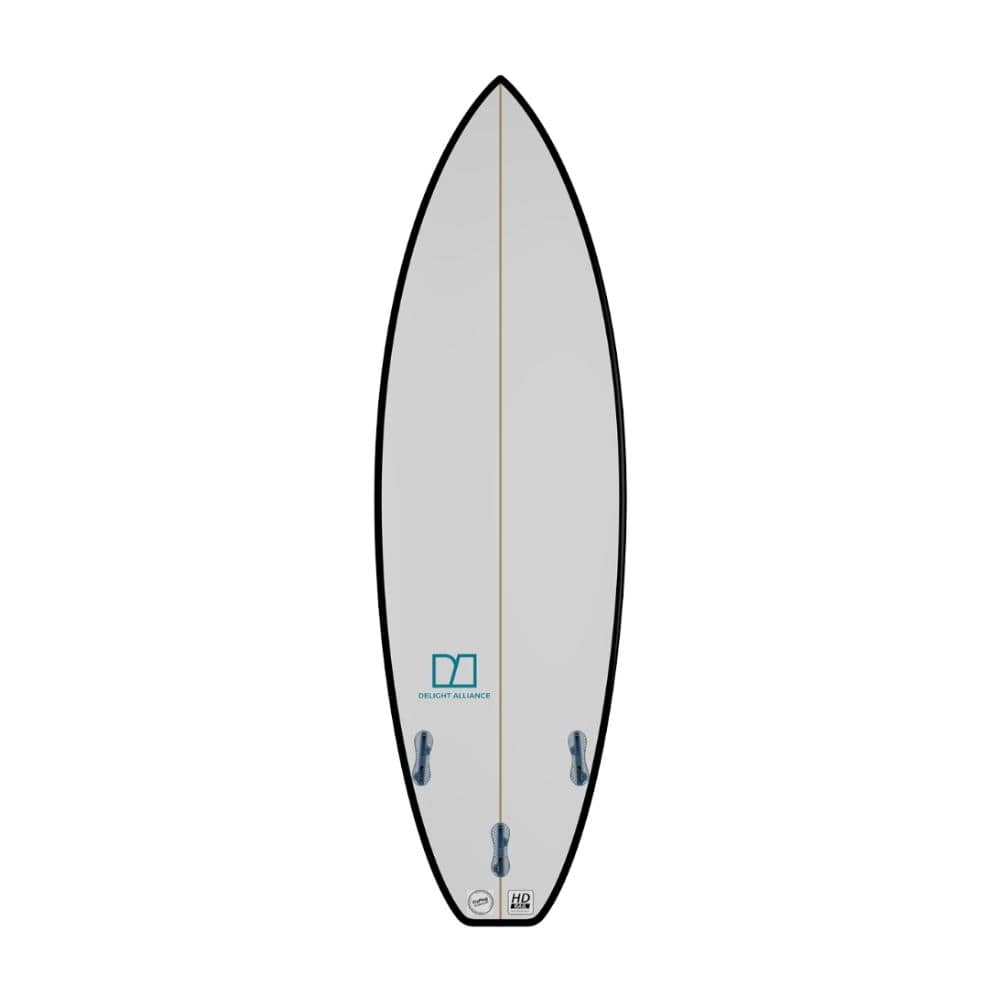 Das Delight Alliance - Stash von Delight Alliance ist ein weißes High-Performance-Riversurfboard mit spitzer Nose, schwarzer Outline, drei blauen Finnen und einem blaugrünen Logo - ideal für stehende Wellen und um Ozean-Feeling in Flusswellen zu bringen. Von oben auf einfarbigem Hintergrund fotografiert.