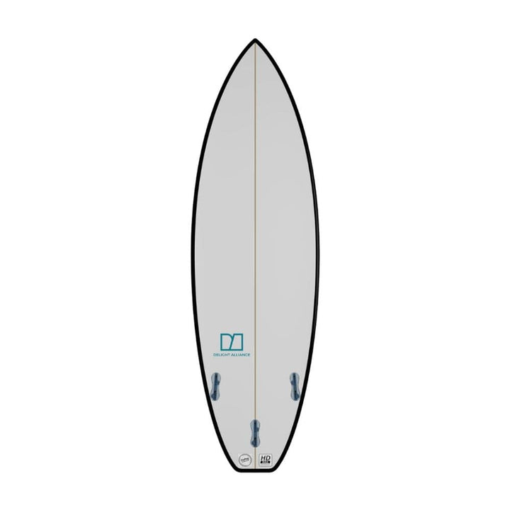 Das Delight Alliance - Stash von Delight Alliance ist ein weißes High-Performance-Riversurfboard mit spitzer Nose, schwarzer Outline, drei blauen Finnen und einem blaugrünen Logo - ideal für stehende Wellen und um Ozean-Feeling in Flusswellen zu bringen. Von oben auf einfarbigem Hintergrund fotografiert.