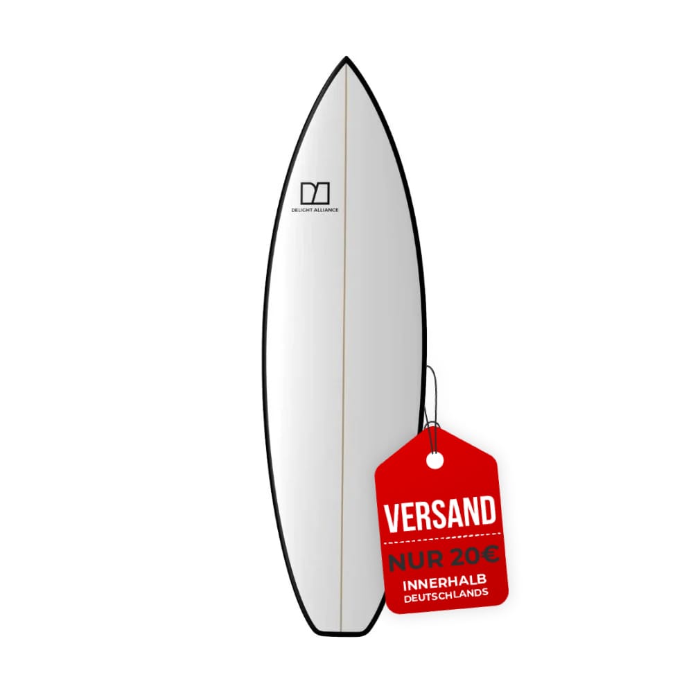 Das Delight Alliance - Stash, ein weißes High-Performance Riversurfboard mit schwarzen Kanten, wird aufrecht gezeigt. Ein rotes Schild mit der Aufschrift "VERSAND NUR 20€ INNERHALB DEUTSCHLANDS" bringt echtes Ocean-Feeling auf stehende Wellen.