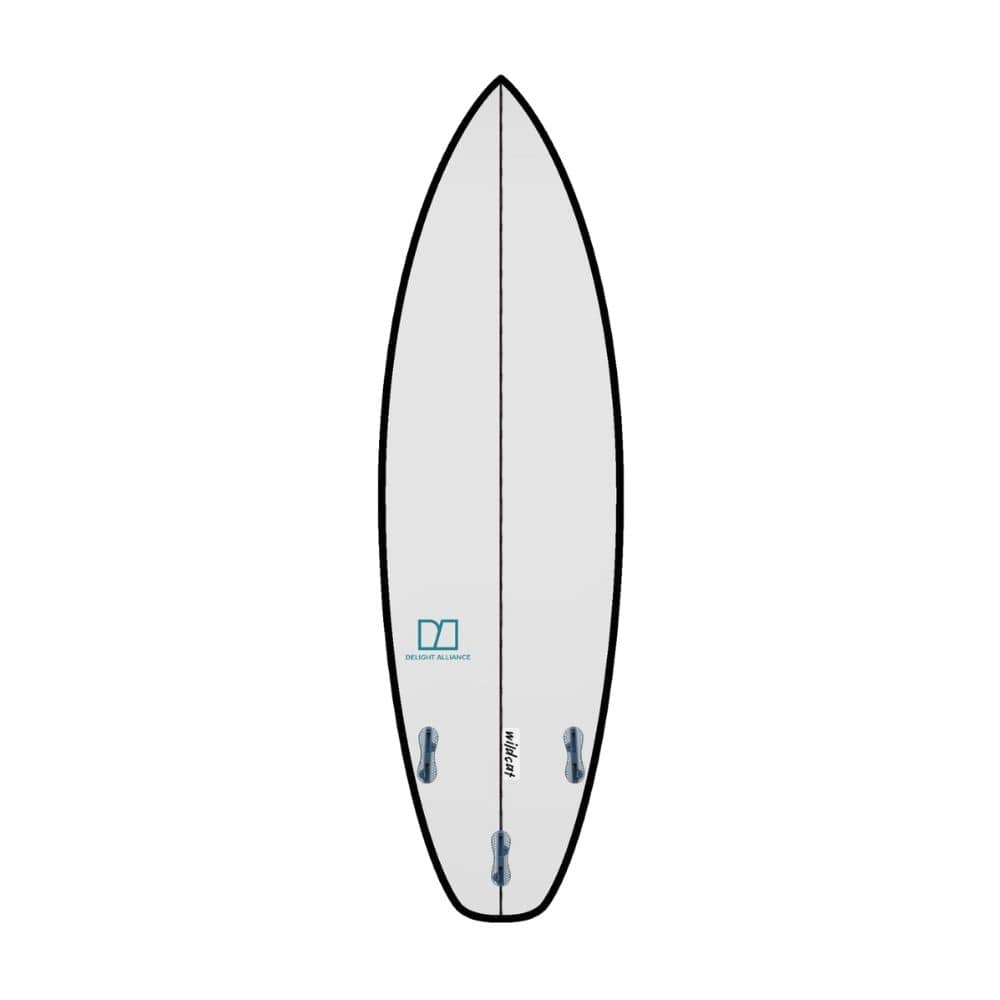 Das Delight Alliance - Wildcat ist ein weißes High-Performance-Shortboard mit schwarzer Outline, drei blauen Finnen und einem kleinen blauen geometrischen Logo in der Nähe des Hecks. Entworfen für Flusswellen, hat es eine spitze Nose und ein leicht abgerundetes Tail.