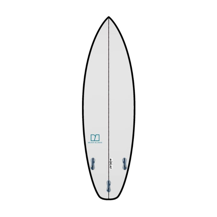 Das Delight Alliance - Wildcat ist ein weißes High-Performance-Shortboard mit schwarzer Outline, drei blauen Finnen und einem kleinen blauen geometrischen Logo in der Nähe des Hecks. Entworfen für Flusswellen, hat es eine spitze Nose und ein leicht abgerundetes Tail.