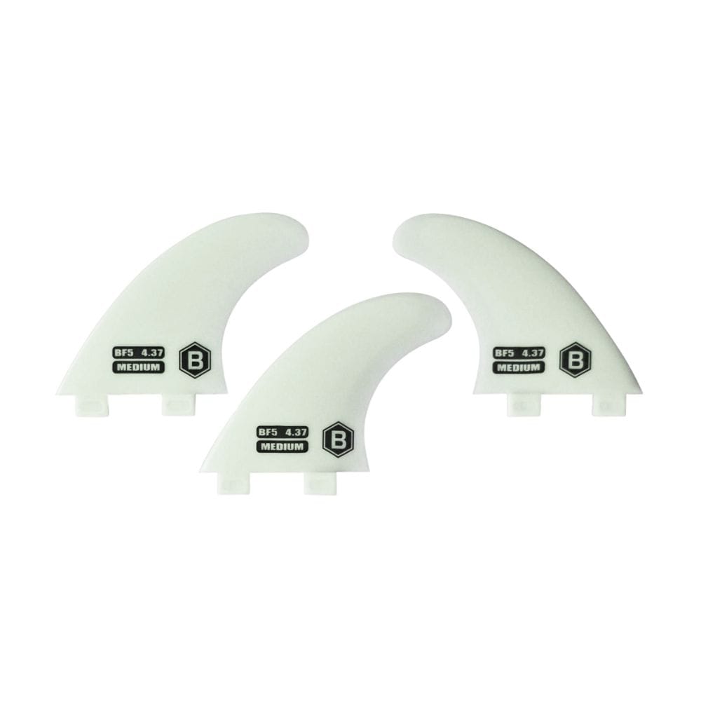Drei weiße Buster-Surfboards Buster Tri Fin Set M Flossen sind nebeneinander auf einem weißen Hintergrund abgebildet. Jedes Set ist für FCS I und II geeignet, trägt ein schwarzes BFS 4.37 MEDIUM Label und ein schwarzes sechseckiges Logo mit dem Buchstaben B.