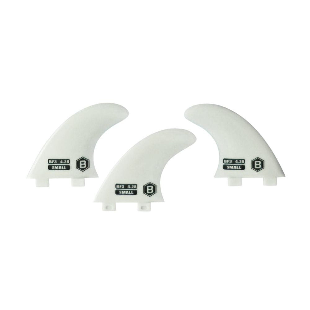 Drei weiße Buster-Surfboards Finnen mit der Aufschrift BF3 4.20 SMALL und dem B-Logo - eine wendige Wahl für Tricks wie das Buster Surfboards - Buster Tri Fin Set S, ideal für ein reaktionsschnelles Thruster-Setup.
