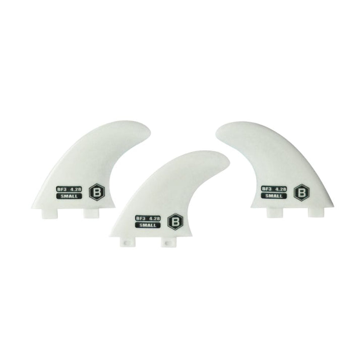 Drei weiße Buster-Surfboards Finnen mit der Aufschrift BF3 4.20 SMALL und dem B-Logo - eine wendige Wahl für Tricks wie das Buster Surfboards - Buster Tri Fin Set S, ideal für ein reaktionsschnelles Thruster-Setup.