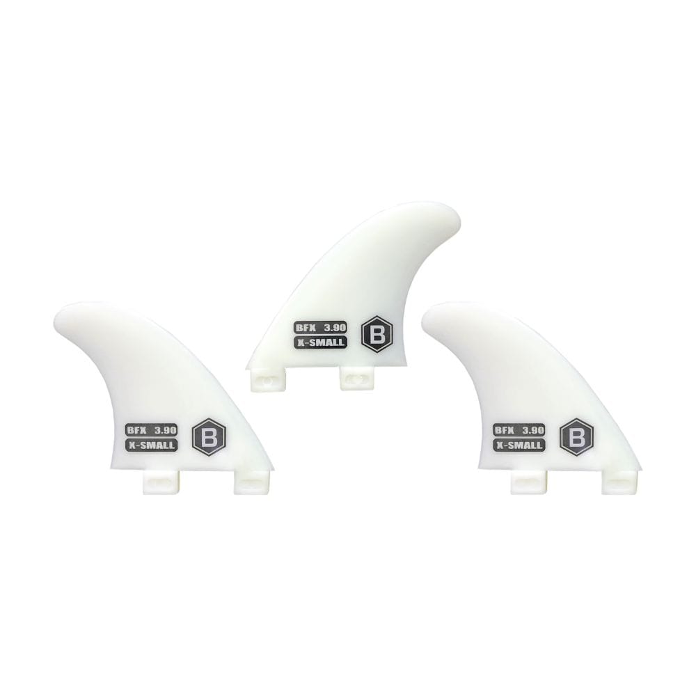 Drei weiße Finnen mit schwarzem und grauem Sechsecklogo und BFK 3.90 K-SMALL Schriftzug, in einer Reihe angeordnet, sind das Buster Surfboards - Buster Tri Fin Set XS von Buster-Surfboards-ideal für leichte Surfer oder Stehwellen-Finnen-Setups.