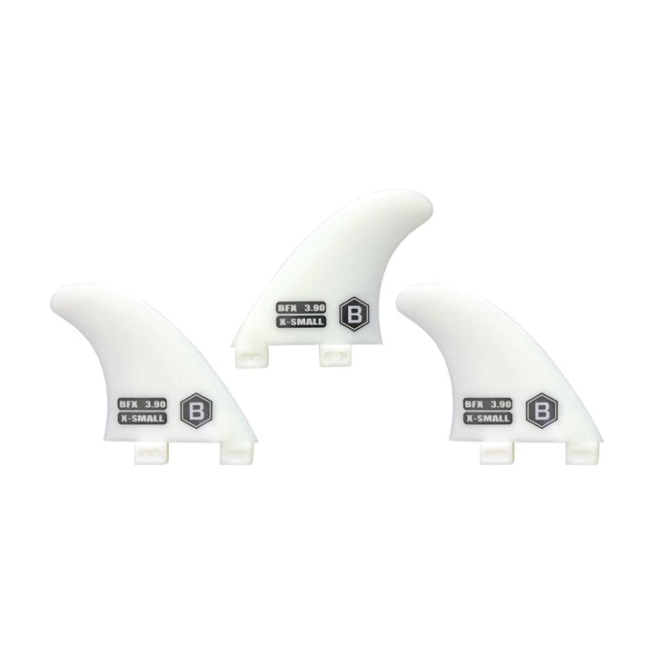 Drei weiße Finnen mit schwarzem und grauem Sechsecklogo und BFK 3.90 K-SMALL Schriftzug, in einer Reihe angeordnet, sind das Buster Surfboards - Buster Tri Fin Set XS von Buster-Surfboards-ideal für leichte Surfer oder Stehwellen-Finnen-Setups.