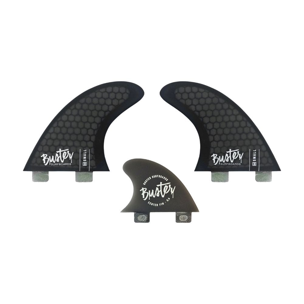 Drei schwarze Buster-Surfboards Honeycomb FCS I Rapid Set Finnen - zwei große und eine kleine - mit Wabenmuster und weißem Buster-Logo, ideal für Riversurfer, die ein leistungsstarkes Finnenset suchen.