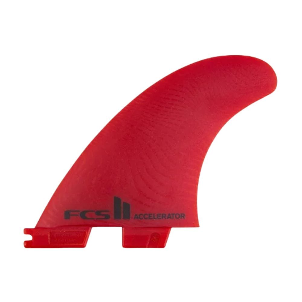 Die FCS 2 Accelerator Neo Glass Red Tri Fins von FCS haben ein geschwungenes rotes Design und einen schwarzen "FCS II Accelerator"-Schriftzug in der Nähe der Basis und sind für die Verwendung mit kompatiblen Flossenkastensystemen gedacht.