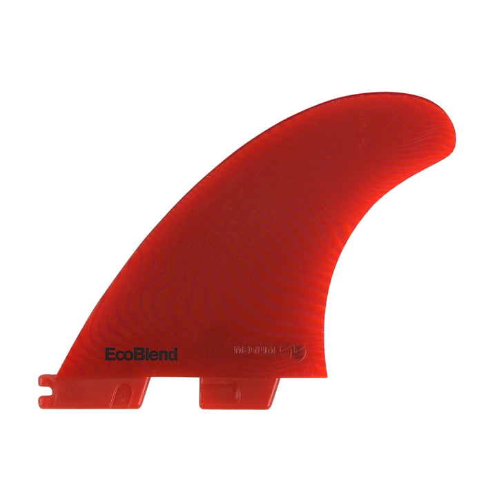 Eine einzelne FCS 2 Accelerator Neo Glass Red Tri Fin von FCS, mit einem gebogenen Shape und EcoBlend-Label in der Nähe der Basis, ideal für Performance Shortboards - perfekt für nachhaltige Surf-Finnen. Fotografiert auf einem einfachen weißen Hintergrund.