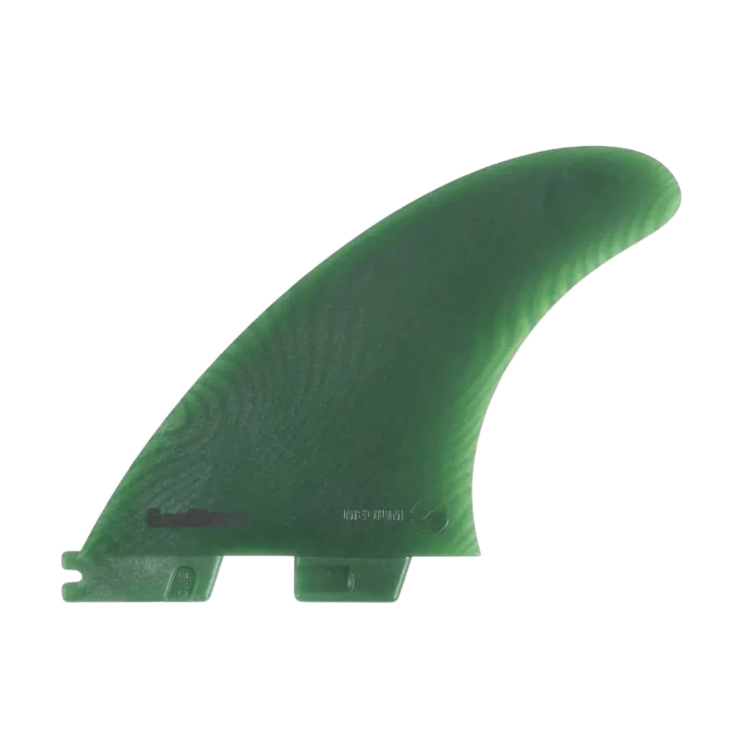 Eine einzelne salbeigrüne Surfboard-Finne mit geschwungenem Design und zwei Base Tabs ist auf weißem Hintergrund abgebildet - Teil der FCS 2 Carver Neo Glass Sage Tri Fins von FCS, entwickelt für nachhaltige Performance.