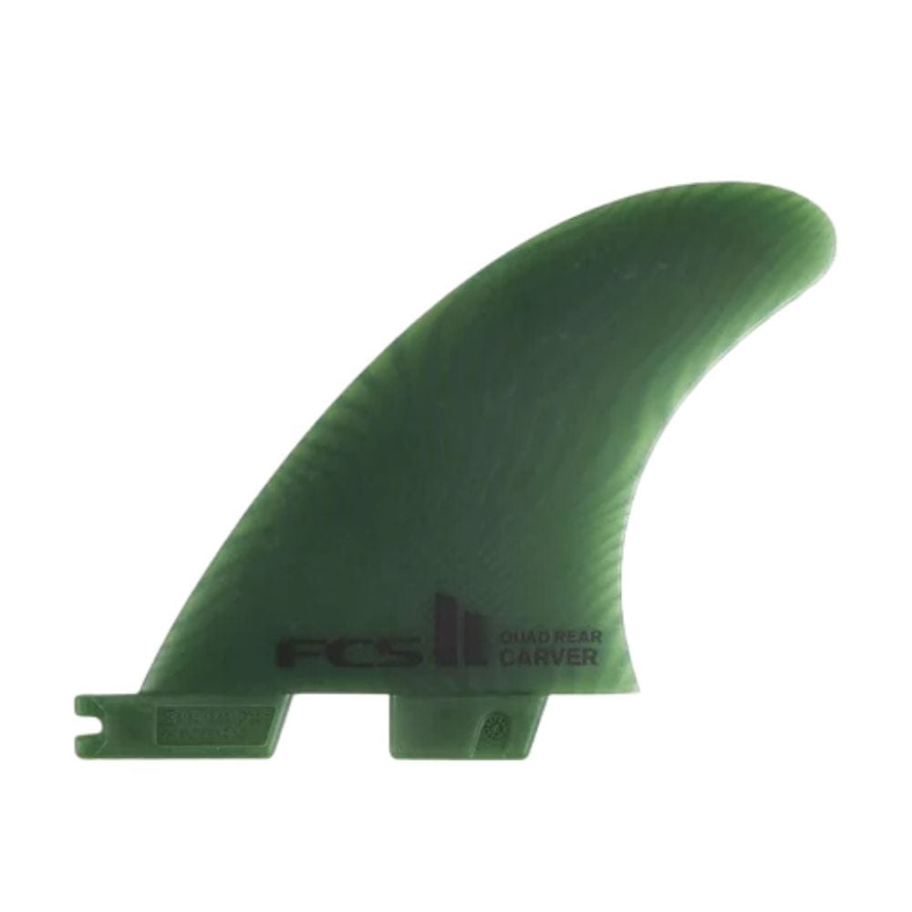 Eine einzelne salbeigrüne FCS 2 Carver Neo Glass Tri Fin von FCS, hergestellt mit umweltfreundlichem Bio-Resin. Sie hat eine geschwungene Form, ein FCS II-Branding in der Nähe der Basis, einen unteren Schlitz zur Befestigung und bietet nachhaltige Leistung.