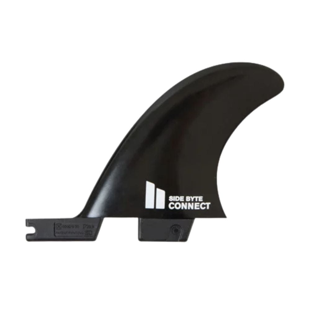 Eine einzelne schwarze FCS 2 Connect Small Quad Rear Side Byte Fin verfügt über eine geschwungene Form, "SIDE BYTE CONNECT" in weißer Schrift in der Nähe der Basis und eine Schnellkupplungsbefestigung, die für Quad-Setups von FCS entwickelt wurde.