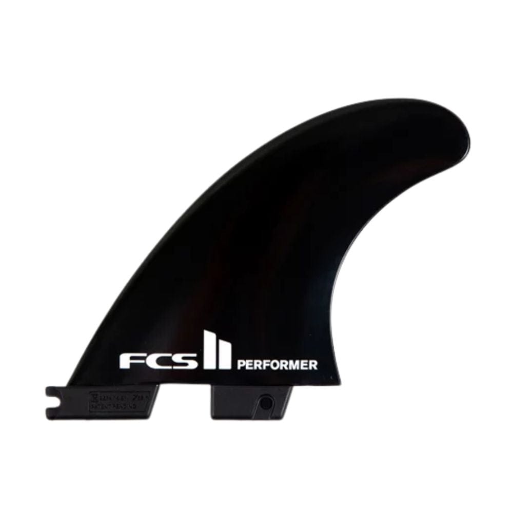 Eine einzelne schwarze FCS 2 Performer GF Tri Surfboard Finne von FCS, hergestellt aus strapazierfähigem Glass Flex mit einem gebogenen Design, Tabbed Base für Tri Finnen-Set Verwendung und "FCS II PERFORMER" gedruckt in weiß auf der unteren Hälfte. Abgebildet auf einfarbig weißem Hintergrund.