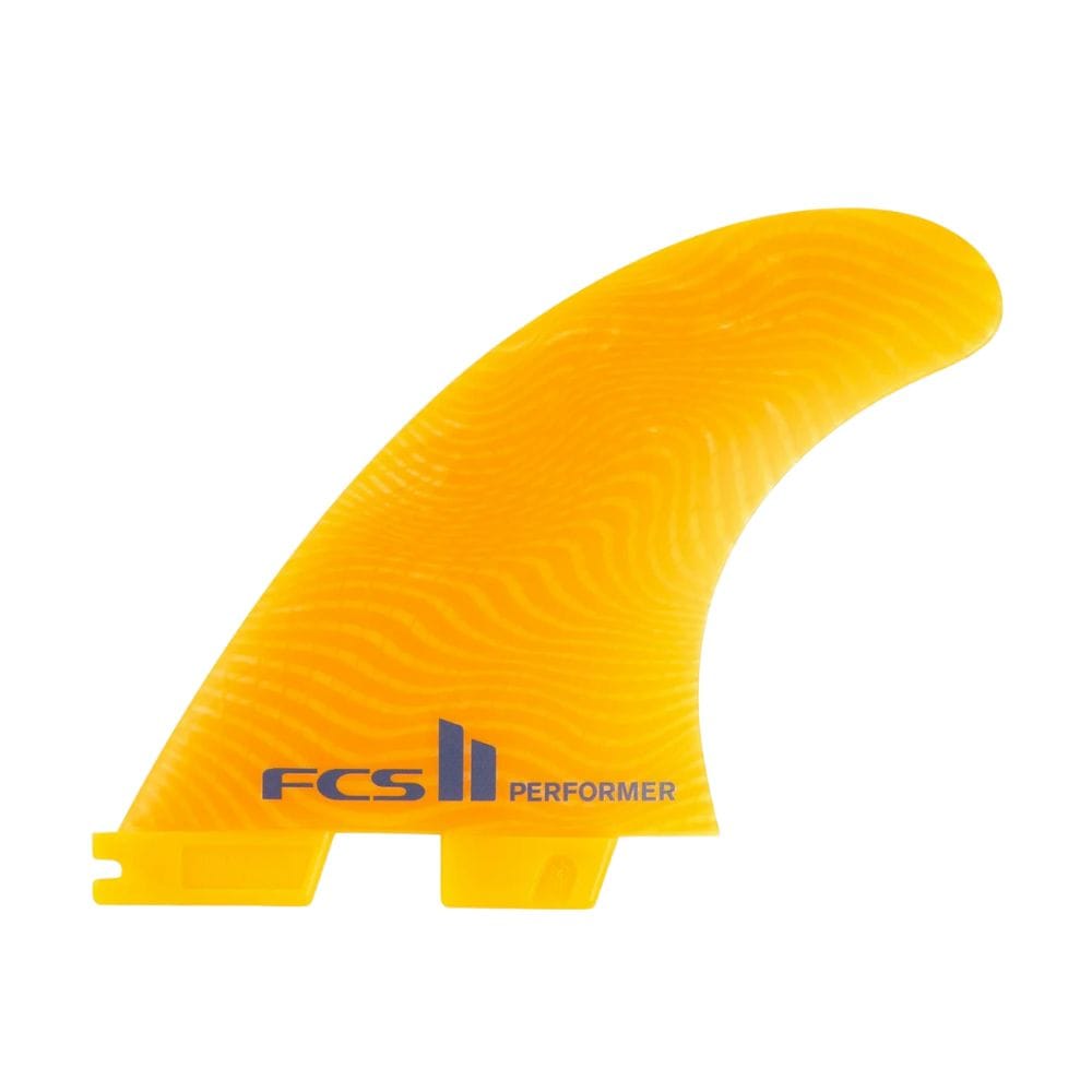 Eine gelbe FCS 2 Performer Neo Glass Mango Tri Fin von FCS mit einer geschwungenen Form, einer subtilen Wellenstruktur und dem Aufdruck "FCS II Performer" in Blau in der Nähe der Basis mit einem sicheren Befestigungssystem an der Unterseite.