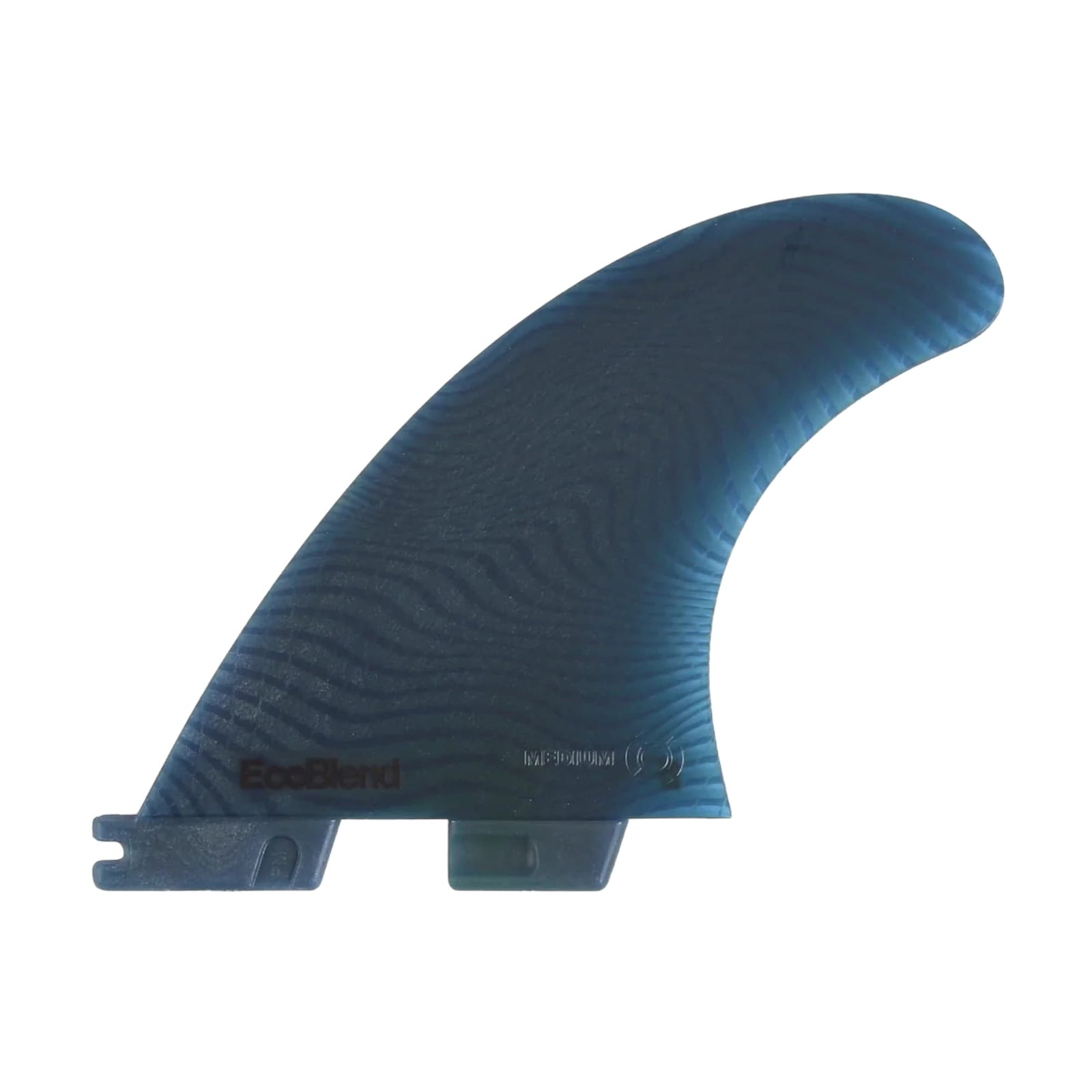 Eine einzelne blaue FCS 2 Performer Neo Glass Pacific Tri Fin von FCS mit dezenter Wellenstruktur und "EcoBlend"-Label steht auf weißem Hintergrund - perfekt für nachhaltige Surf-Finnen-Setups und Tri Fin-Konfigurationen.