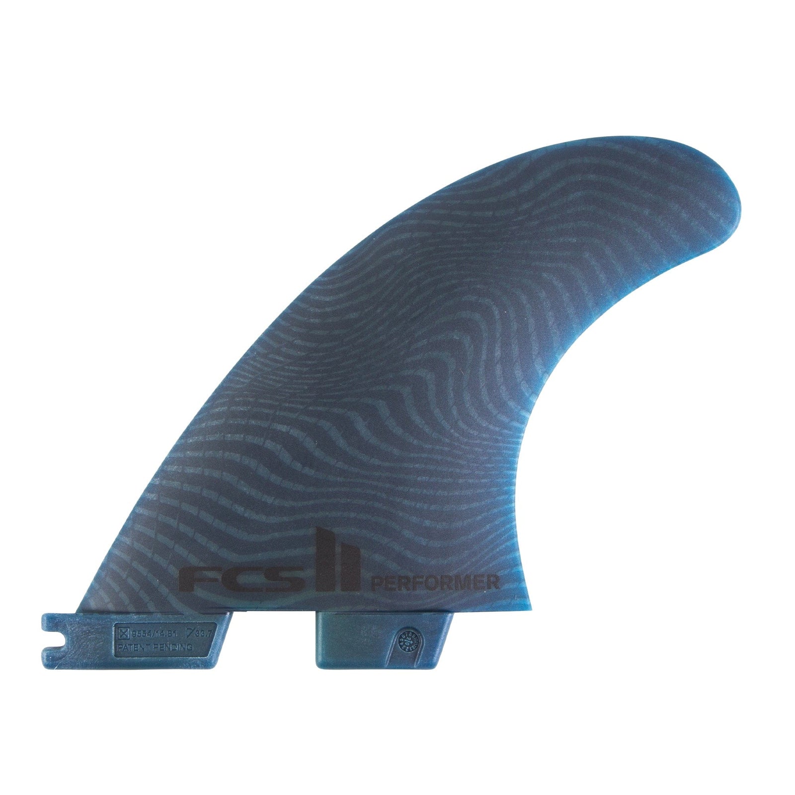 Eine einzelne blaue FCS 2 Performer Neo Glass Pacific Tri Surfboard-Finne mit Wellenmuster, aufgedrucktem "FCS II PERFORMER", nachhaltigem Design und Laschenbasis zur einfachen Befestigung. Teil der FCS Neo Glass Eco Reihe.