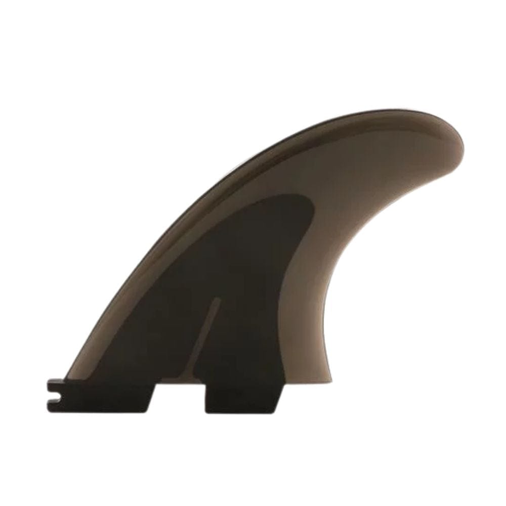 Eine einzelne dunkle Surfboard-Finne mit gebogener, verjüngter Form und doppeltem Flossenansatz, ähnlich der FCS 2 Soft Medium Tri Fins von FCS, ist auf weißem Hintergrund abgebildet.
