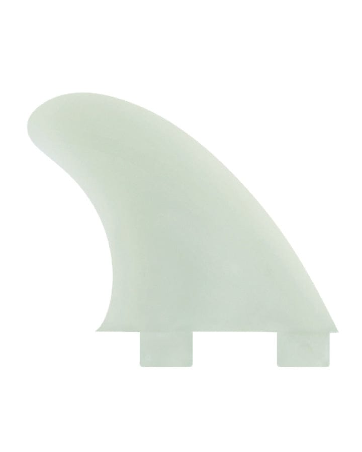 Eine durchsichtige Surfboard-Finne aus dem FCS GX Natural Glass Flex Side Fin Set von FCS, mit einem gebogenen Top und zwei rechteckigen Laschen für FCS II Kompatibilität, wird vor einem schlichten weißen Hintergrund gezeigt.