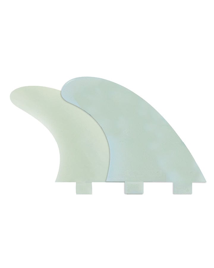 Zwei durchsichtige FCS Natural Glass Flex IFT Surfboard-Flossen mit abgerundeten Spitzen und drei Laschen sind überlappend auf weißem Hintergrund abgebildet. Sie sind Teil eines Tri Fin Set und verfügen über Inside Foil Technology für verbesserte Leistung.