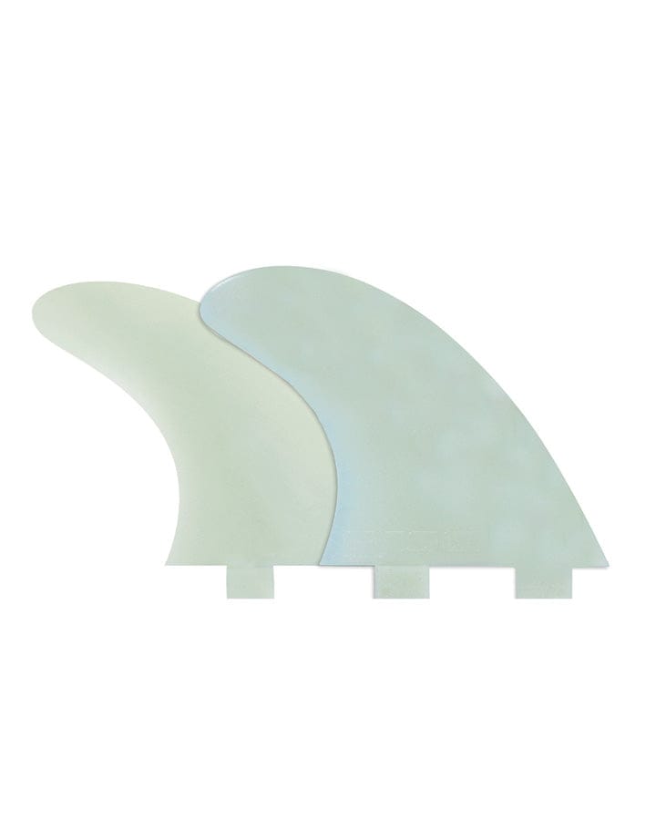 Zwei FCS Surfboard Finnen aus dem FCS Natural Glass Flex IFT Tri Fin Set stehen nebeneinander auf weißem Grund, wobei eine Finne leicht überlappt. Beide Finnen verfügen über natürliche Glas-Flex-Konstruktion und drei Tab-Verbindungen an der Basis.