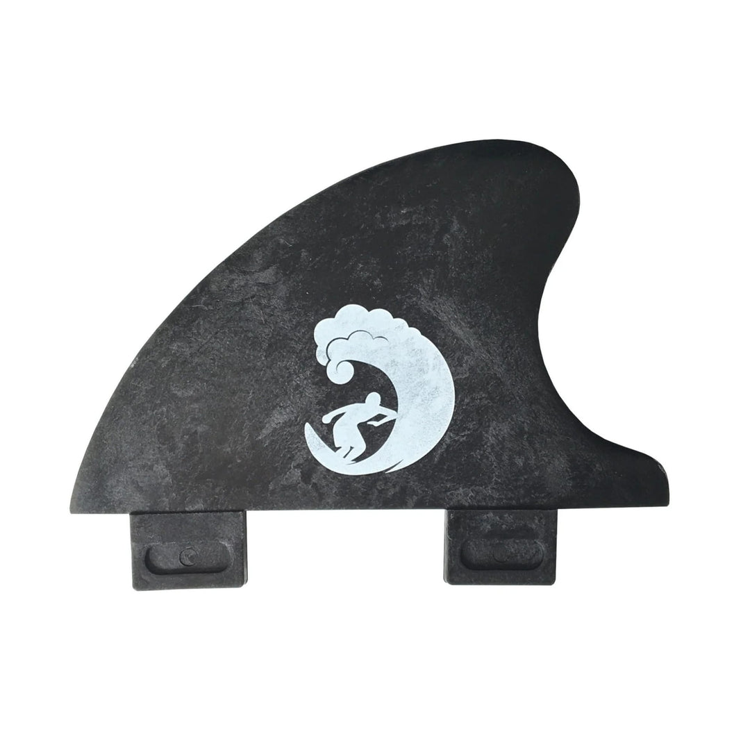 Die Rebel Fin - Rapid Fin Set FCS I - Carbon von Rebel Fin ist eine schwarze Carbon-Surfboardfinne mit weißer Surfergrafik, zwei rechteckigen FCS I Befestigungslaschen, ideal für stehende Wellen.
