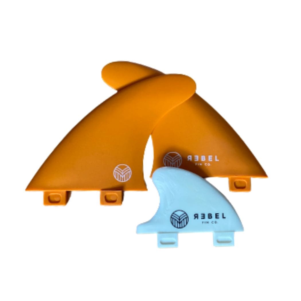 Das Rebel Fin - Rapid Fin Set FCS I - Flex orange verfügt über zwei große orangefarbene Flossen und eine kleinere weiße Flosse, jeweils mit dem Rebel Fin Logo, perfekt für das Fahren von stehenden Wellen mit flexiblen Flossen.