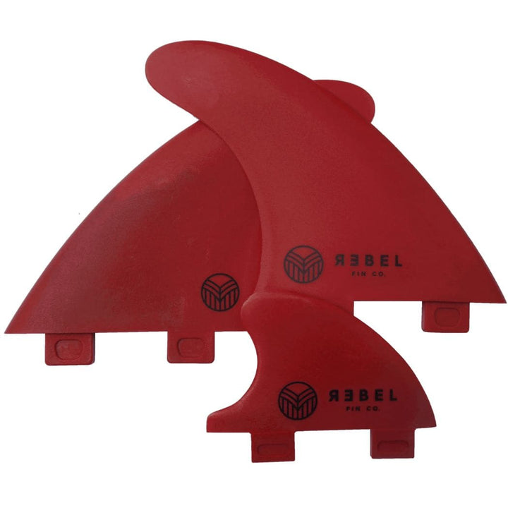 Das Rebel Fin - Rapid Fin Set FCS I - Glasfaser rot von Rebel Fin enthält drei rote Glasfaserflossen in verschiedenen Größen mit schwarzen Logos und FCS I kompatiblen Bases, ideal für Ocean Surfing und stehende Wellen.